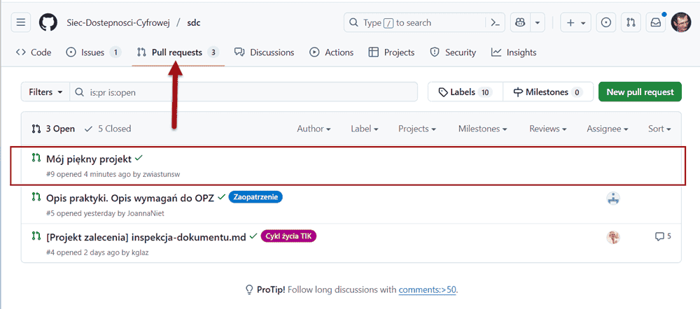 Na karcie Pull requesty zaznaczone nowe żądanie scalenia.