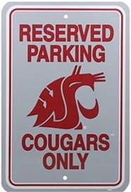 Znak z logo Washington State University z napisem „Zarezerwowane miejsce parkingowe tylko dla kobiet z pumami”